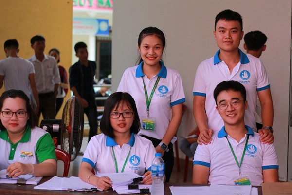 Sinh viên tình nguyện hỗ trợ nhập học