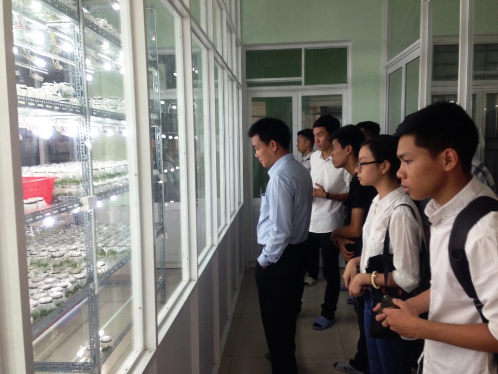 Cán bộ và sinh viên tham quan phòng nuôi cấy mô – Công ty Lâm nghiệp Tiền Phong