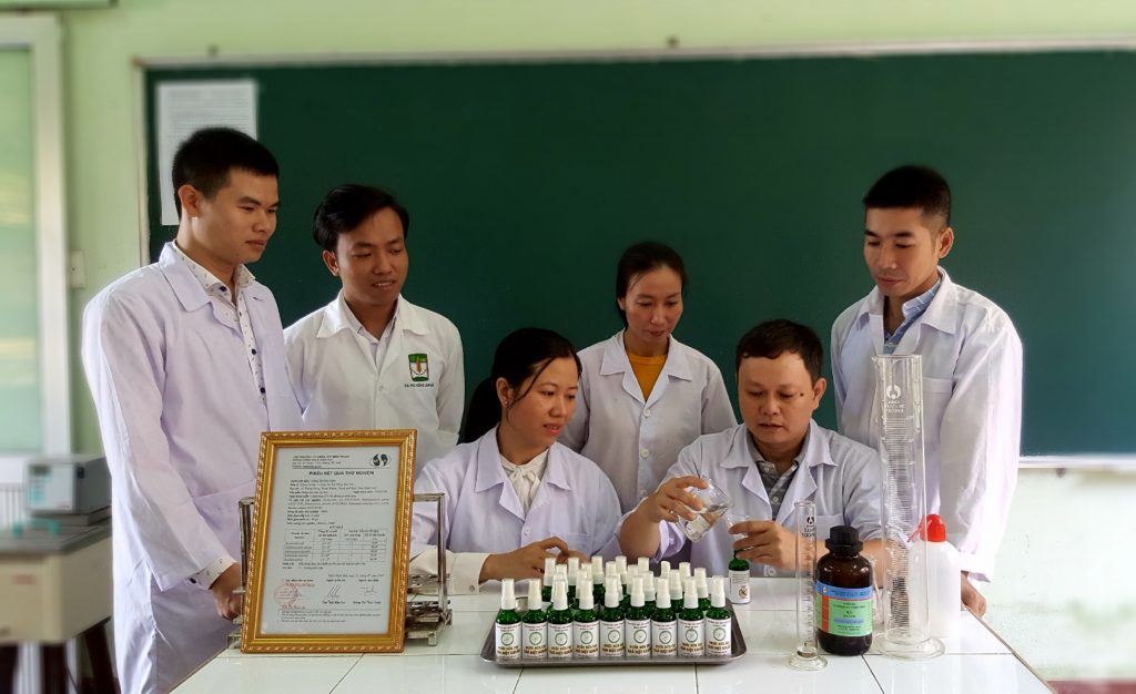 Nhóm cán bộ của Khoa Cơ bản, Trường Đại học Nông Lâm, Đại học Huế đang thực hiện pha chế nước rửa tay khô