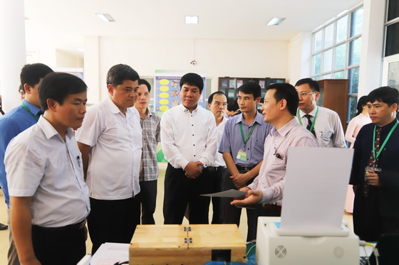 Đoàn công tác tham quan khu triển lãm các sản phẩm KHCN của Nhà trường