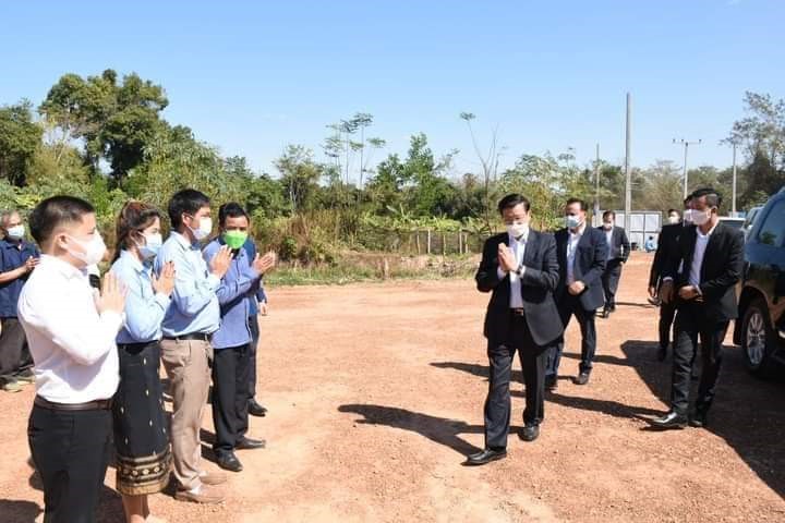 Tổng bí thư, Chủ tịch nước Thongloun Sisoulith cùng các vị lãnh đạo trung ương và tỉnh Savanakhet vào thăm trang trại của NAKA FARM