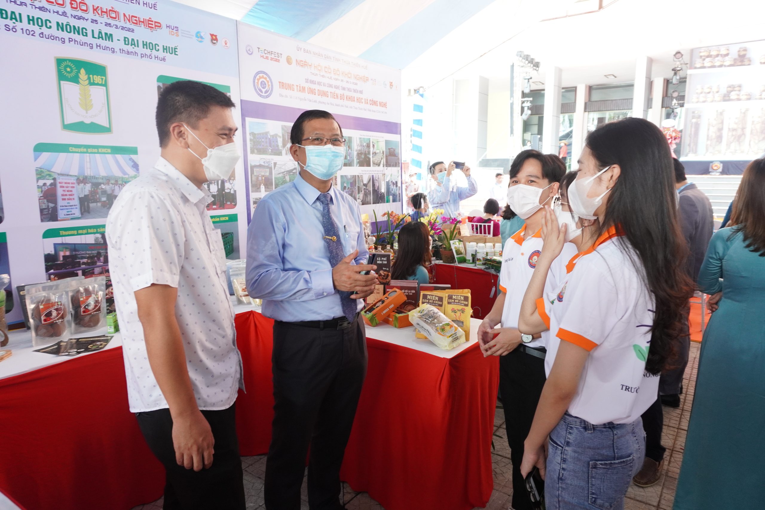 TS. Trương Quý Tùng - Phó Giám đốc Đại học Huế (thứ 2 từ trái sang) tham quan gian hàng và trao đổi cũng các bạn sinh viên CLB Khởi nghiệp nông nghiệp