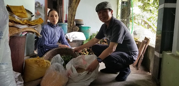 PGS.TS. Nguyễn Xuân Bả - Chủ nhiệm dự án hướng dẫn người dân phối trộn thức ăn cho lợn từ các nguyên liệu sẵn có tại địa phương