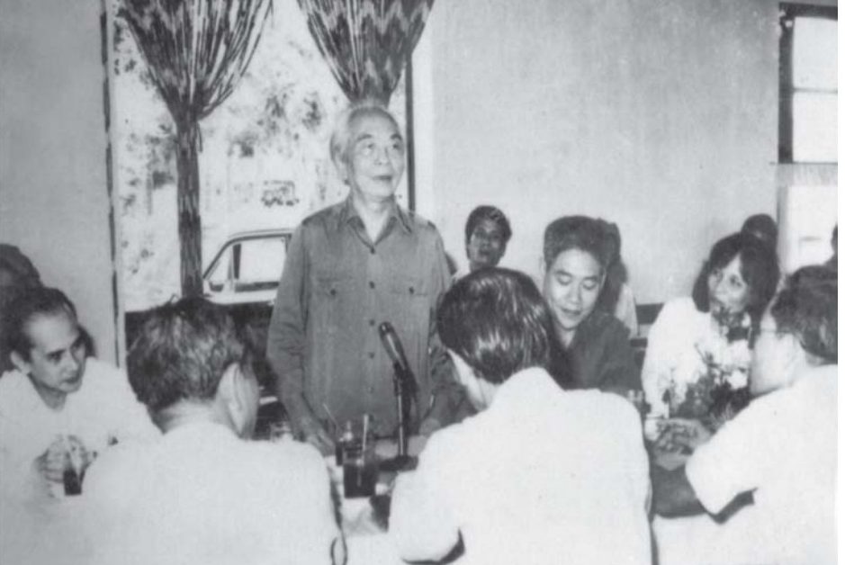 Đại tướng Võ Nguyên Giáp đến thăm trường (1982)