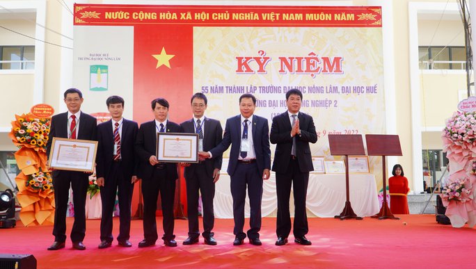 Trường ĐHNL,ĐHH và Trung tâm Phát triển nông thôn miền Trung đón nhận bằng khen của Bộ Nông nghiệp và Phát triển nông thôn