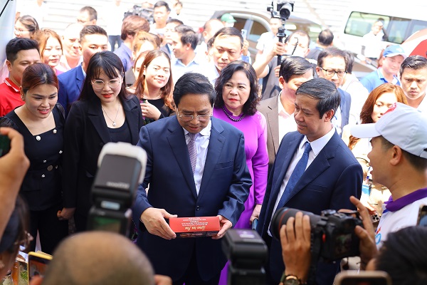 Thủ tướng Chính phủ Phạm Minh Chính và Bộ trưởng Nguyễn Kim Sơn tham quan gian hàng các sản phẩm khoa học công nghệ và đổi mới sáng tạo trường ĐHNL