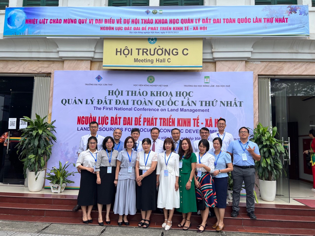 Đoàn tham dự hội thảo của Trường Đại học Nông Lâm, Đại học Huế chụp ảnh lưu niệm cùng Thứ trưởng Bộ TN&MT Lê Minh Ngân