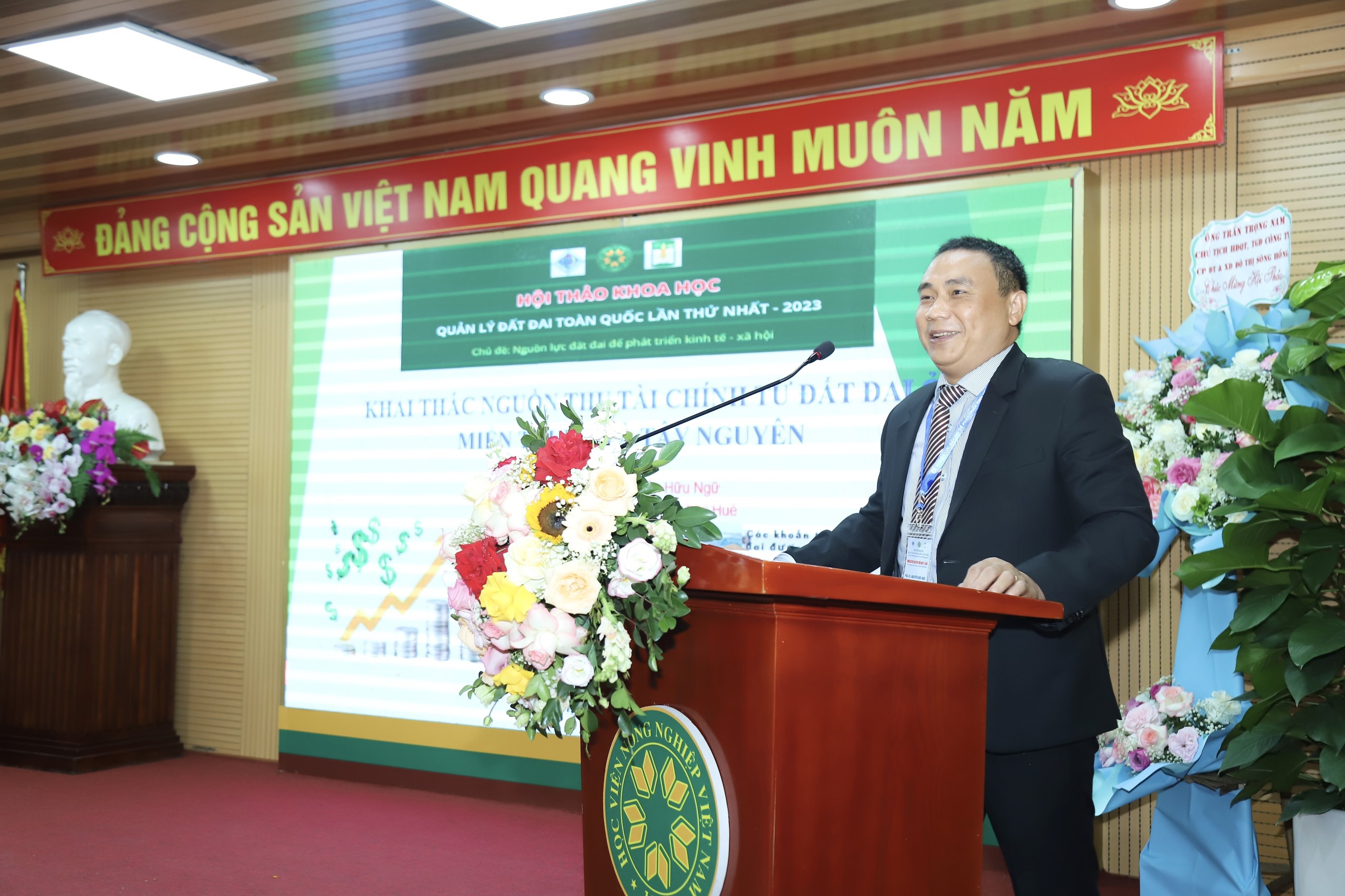 PGS.TS Nguyễn Hữu Ngữ, Trưởng Khoa Tài nguyên đất và MTNN trình bày tham luận tại phiên toàn thể